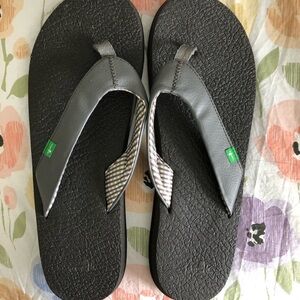 Sanuk Gray Flip Flops size 10